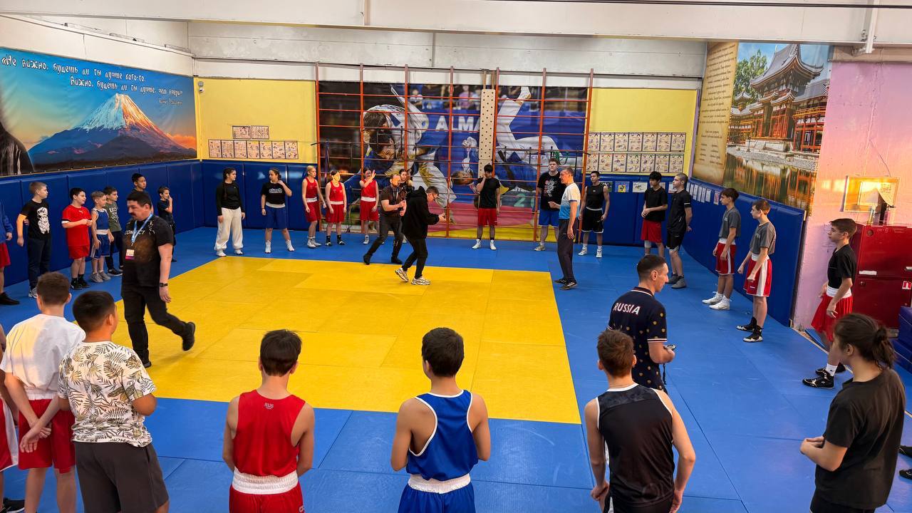 В Надыме на базе спортшколы «Лидер» состоялся мастер-класс легенды российского бокса — Евгения Макаренко