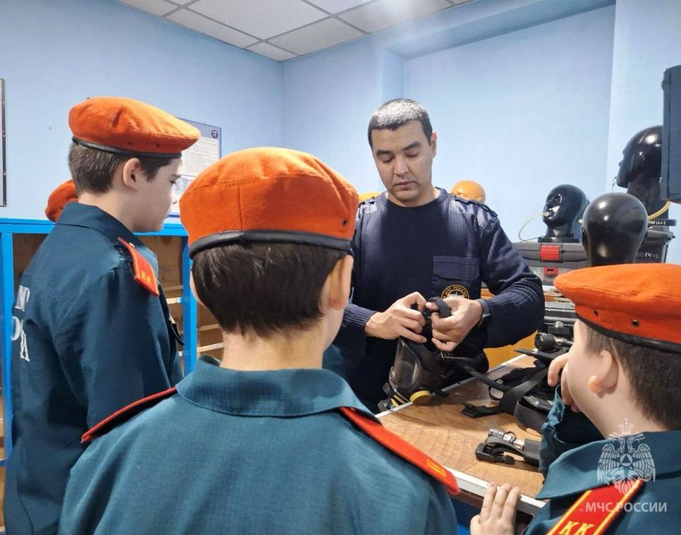 Один день в карауле. Кадеты города Надыма заступили на дежурство в караул во второй пожарно-спасательной части Один день в карауле. Кадеты города Надыма заступили на дежурство в караул во второй пожарно-спасательной части