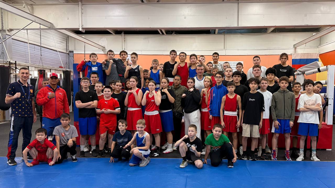 В Надыме на базе спортшколы «Лидер» состоялся мастер-класс легенды российского бокса — Евгения Макаренко В Надыме на базе спортшколы «Лидер» состоялся мастер-класс легенды российского бокса — Евгения Макаренко