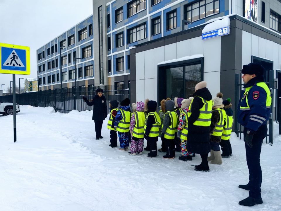 Первоклассники школы №7 Губкинского совершили безопасное путешествие «Шагающим автобусом» с автоинспекторами