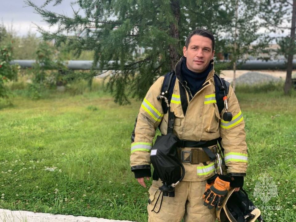 #ЛЮДИ_МЧС_РОССИИ. Иван Лобкарев: спасатель по призванию, волонтер по зову сердца Лобкарев Иван – помощник начальника караула 12-й пожарно-спасательной части Иван Николаевич несет службу в пожарной охране г. Губкинский с...