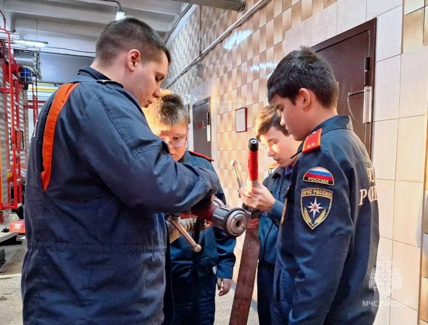 Один день в карауле. Кадеты города Надыма заступили на дежурство в караул во второй пожарно-спасательной части Один день в карауле. Кадеты города Надыма заступили на дежурство в караул во второй пожарно-спасательной части