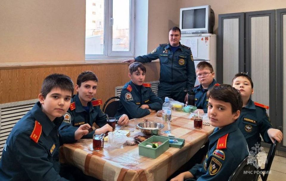 Один день в карауле. Кадеты города Надыма заступили на дежурство в караул во второй пожарно-спасательной части Один день в карауле. Кадеты города Надыма заступили на дежурство в караул во второй пожарно-спасательной части