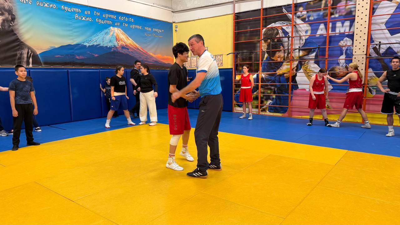 В Надыме на базе спортшколы «Лидер» состоялся мастер-класс легенды российского бокса — Евгения Макаренко В Надыме на базе спортшколы «Лидер» состоялся мастер-класс легенды российского бокса — Евгения Макаренко