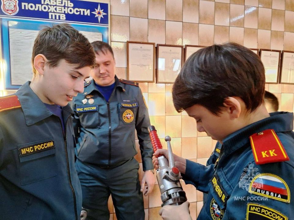 Один день в карауле. Кадеты города Надыма заступили на дежурство в караул во второй пожарно-спасательной части Один день в карауле. Кадеты города Надыма заступили на дежурство в караул во второй пожарно-спасательной части