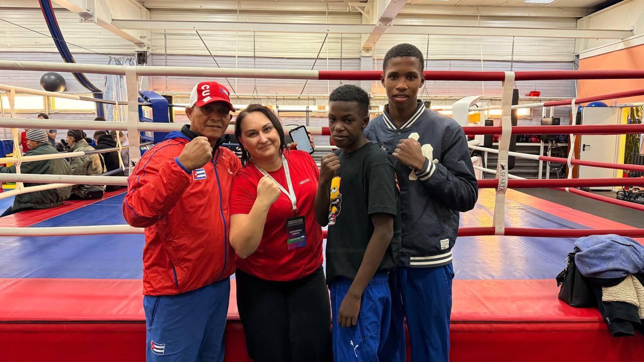 В Надыме на базе спортшколы «Лидер» состоялся мастер-класс легенды российского бокса — Евгения Макаренко В Надыме на базе спортшколы «Лидер» состоялся мастер-класс легенды российского бокса — Евгения Макаренко