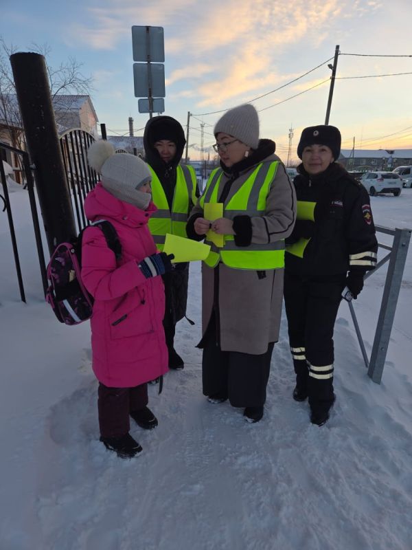 Автоинспекторы и «Родительский патруль» провели акцию по безопасности дорожного движения в Салехарде