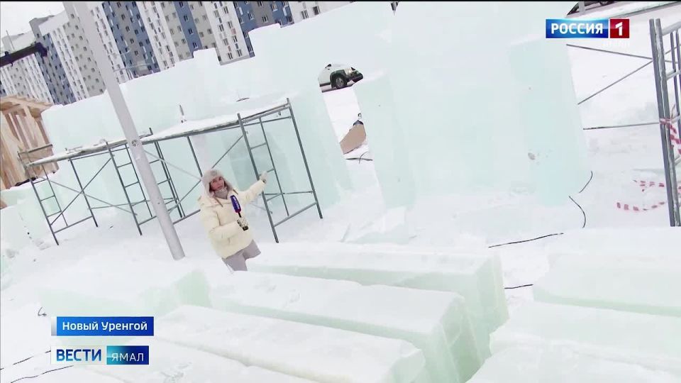 В Новом Уренгое создают ледовую сказку