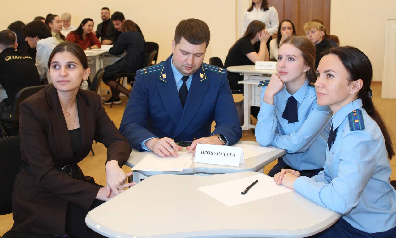 Работники прокуратуры Ноябрьска приняли участие в интеллектуальной викторине, посвященной году Героев Отечества и грядущему юбилею автономного округа Работники прокуратуры Ноябрьска приняли участие в интеллектуальной викторине, посвященной году Героев Отечества и грядущему юбилею автономного округа