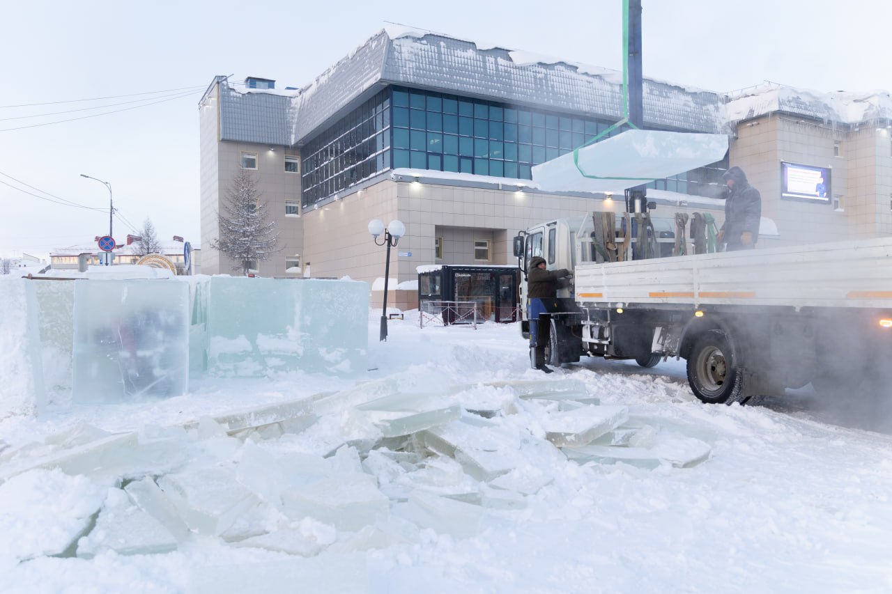 Большой ледовый городок возводят на главной площади Салехарда Большой ледовый городок возводят на главной площади Салехарда