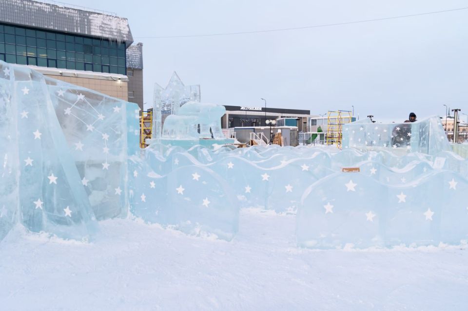 Большой ледовый городок возводят на главной площади Салехарда