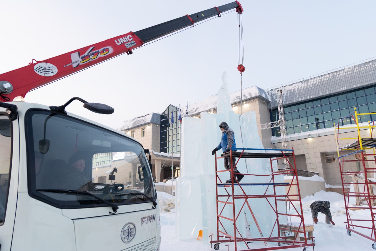 Большой ледовый городок возводят на главной площади Салехарда Большой ледовый городок возводят на главной площади Салехарда