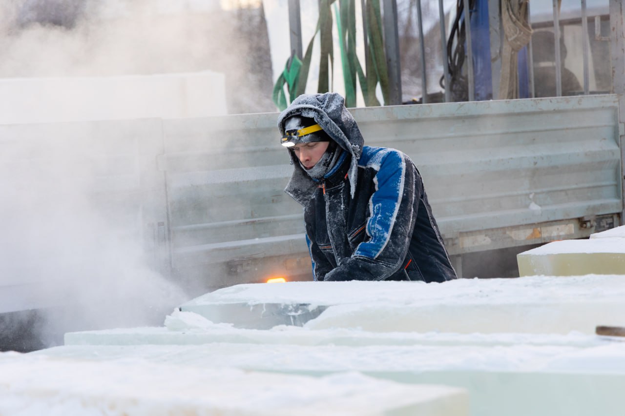 Большой ледовый городок возводят на главной площади Салехарда Большой ледовый городок возводят на главной площади Салехарда