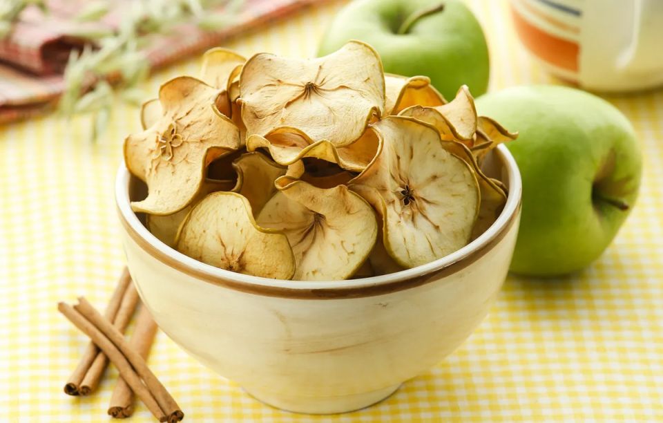 Наслаждайтесь полезными яблочными чипсами: простой рецепт для начинки здоровья