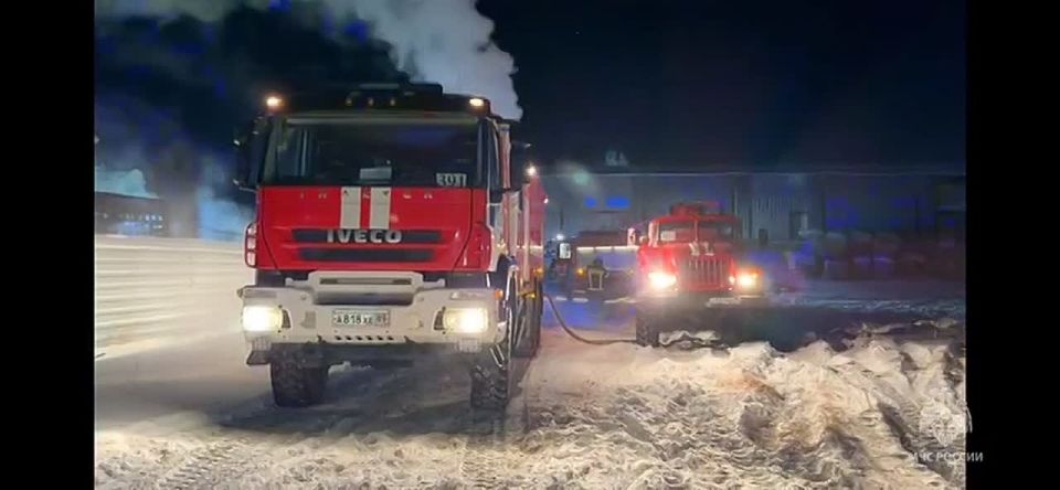 В Новом Уренгое на улице Промысловой сгорел ангар