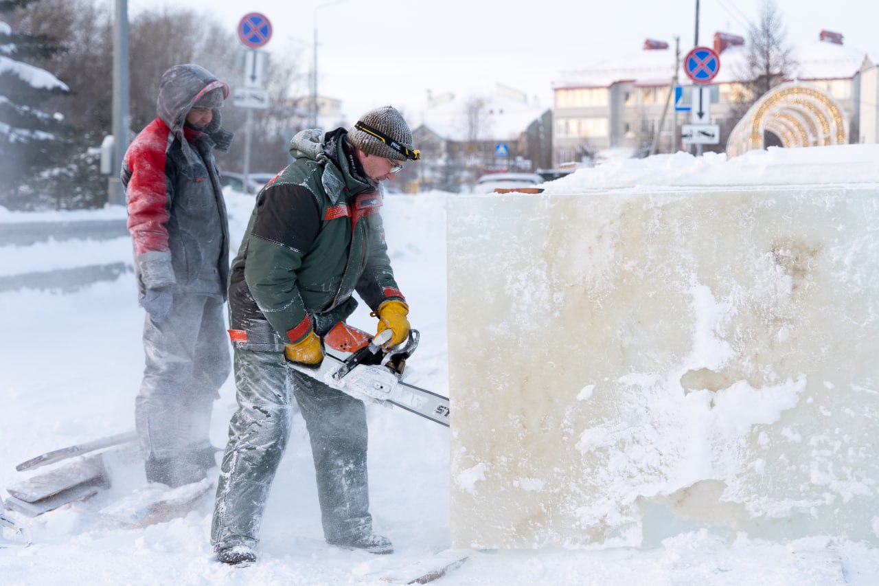 Большой ледовый городок возводят на главной площади Салехарда Большой ледовый городок возводят на главной площади Салехарда