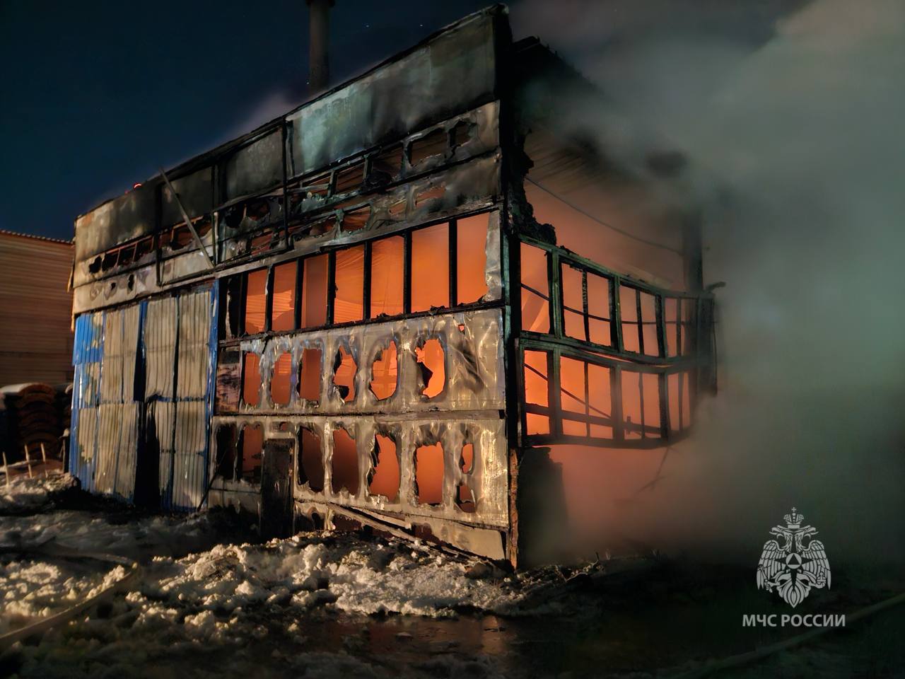 В 19 часов 44 минуты открытое горение было ликвидировано В 19 часов 44 минуты открытое горение было ликвидировано