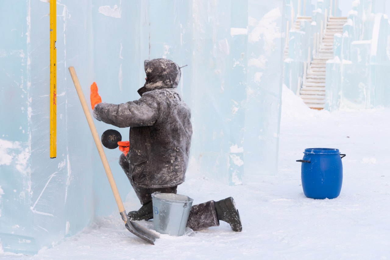 Большой ледовый городок возводят на главной площади Салехарда Большой ледовый городок возводят на главной площади Салехарда