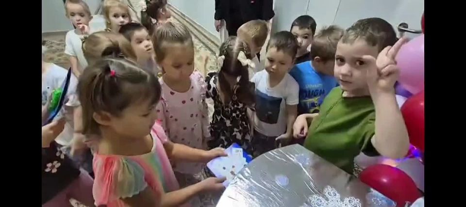 Юные воспитанники детского сада «Капитошка» села Октябрьское Волновахского муниципального округа ДНР прислали подарки в Новый Уренгой для Деда Мороза