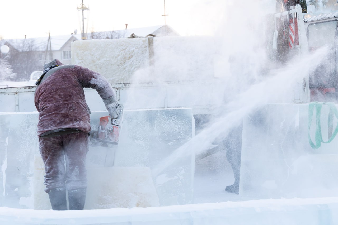 Большой ледовый городок возводят на главной площади Салехарда Большой ледовый городок возводят на главной площади Салехарда