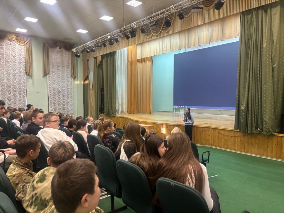 Пуровские автоинспекторы провели профилактическое мероприятие «Яркие шаги: будь заметным на дороге!»