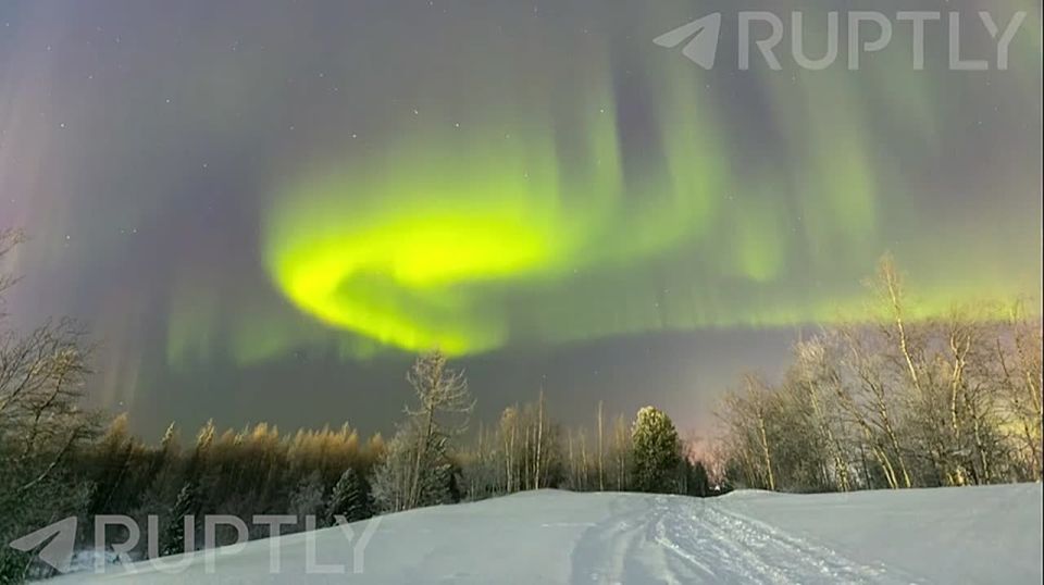 Красочное северное сияние озарило ночное небо Нового Уренгоя, — показываем, как это было на кадрах Ruptly!