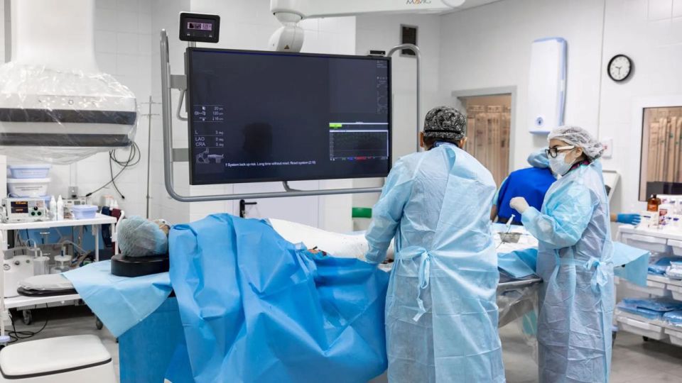 Три мушкетёра в белых халатах спасли жизнь северянке