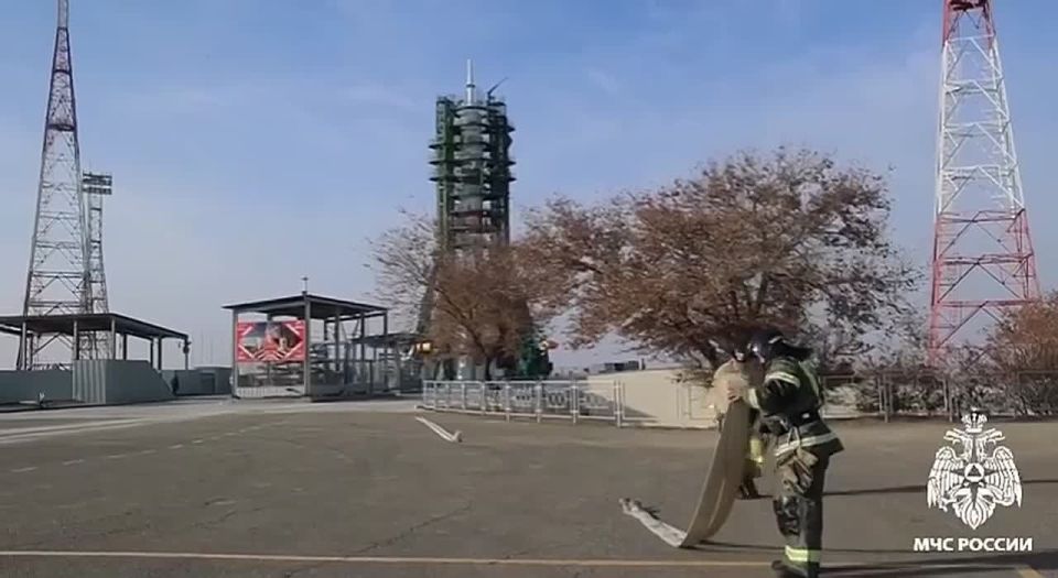 Александр Куренков проинспектировал работу Спецуправления пожарной охраны МЧС России на космодроме Байконур и передал три единицы новой техники