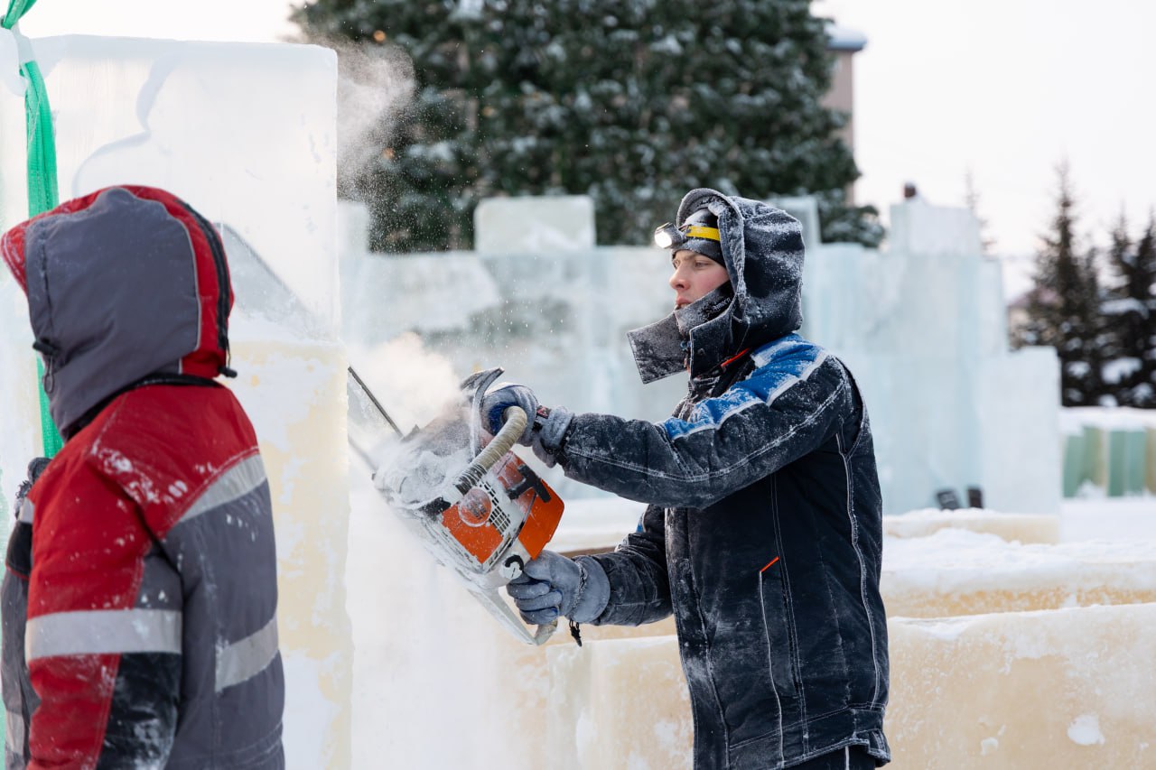 Большой ледовый городок возводят на главной площади Салехарда Большой ледовый городок возводят на главной площади Салехарда