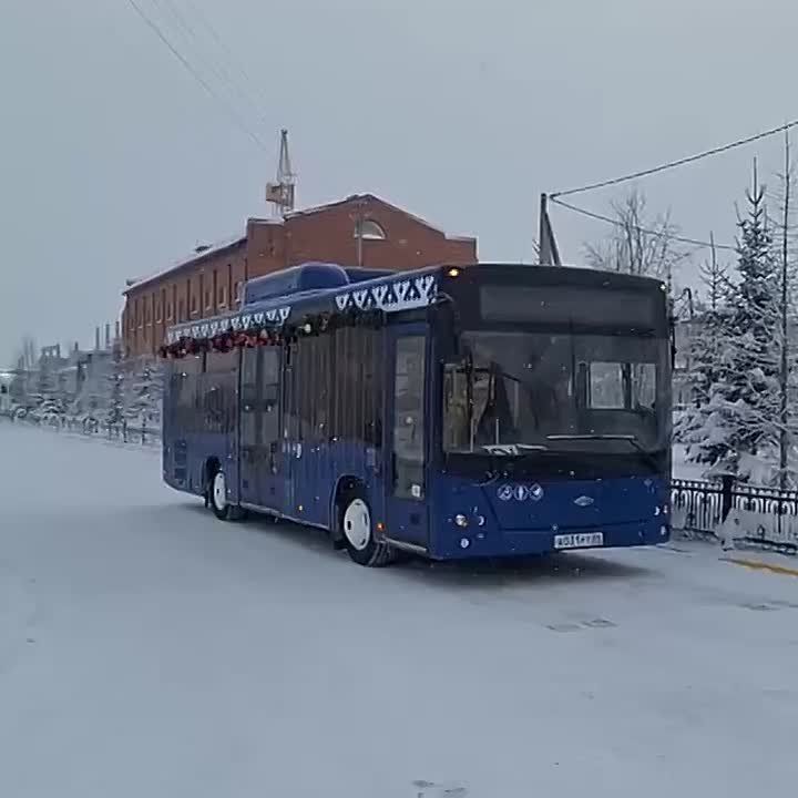 В Салехарде на линии вышли новогодние автобусы
