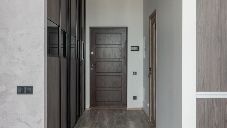 Конфликт из-за двери: соседи против нового владельца квартиры