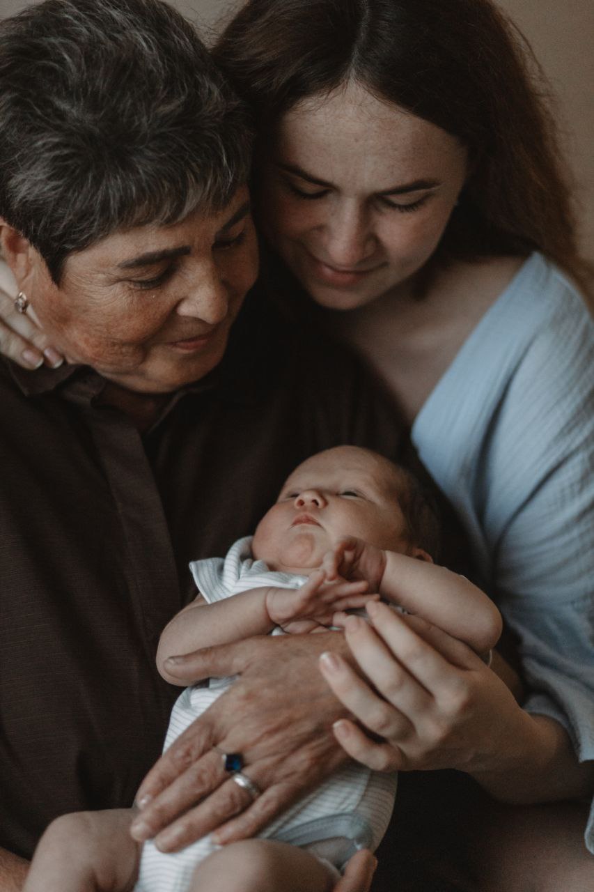 Праздник нежности и тепла: в России сегодня отмечают День матери