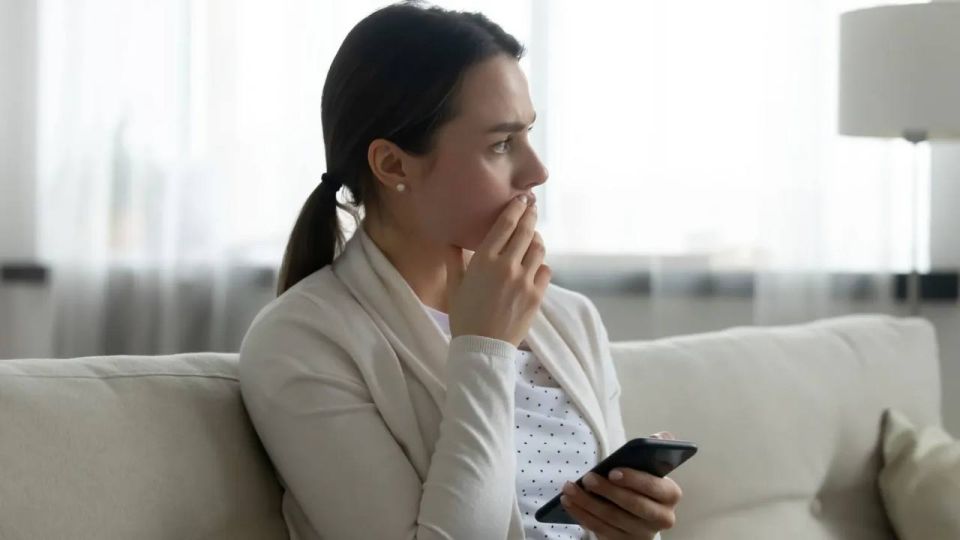 Цветы, подарки и потеря сбережений: мошенники поздравляют с Днём матери