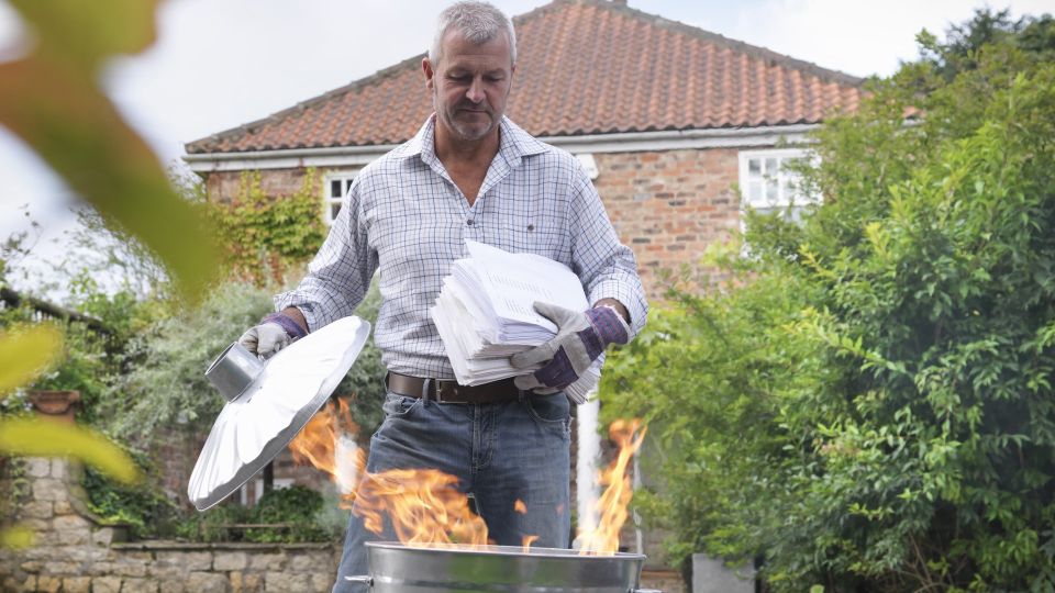 Не нарвитесь на штраф: юрист объяснил, как сжигать мусор на даче