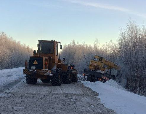 Ноябрьские автоинспекторы ДПС помогли водителю