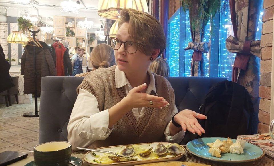 Кафе под огнем: как неуместный жест привел к штрафу для официанта