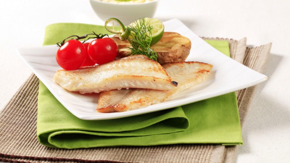 Нежнейшая треска с овощами за полчаса: такую рыбу полюбит вся семья