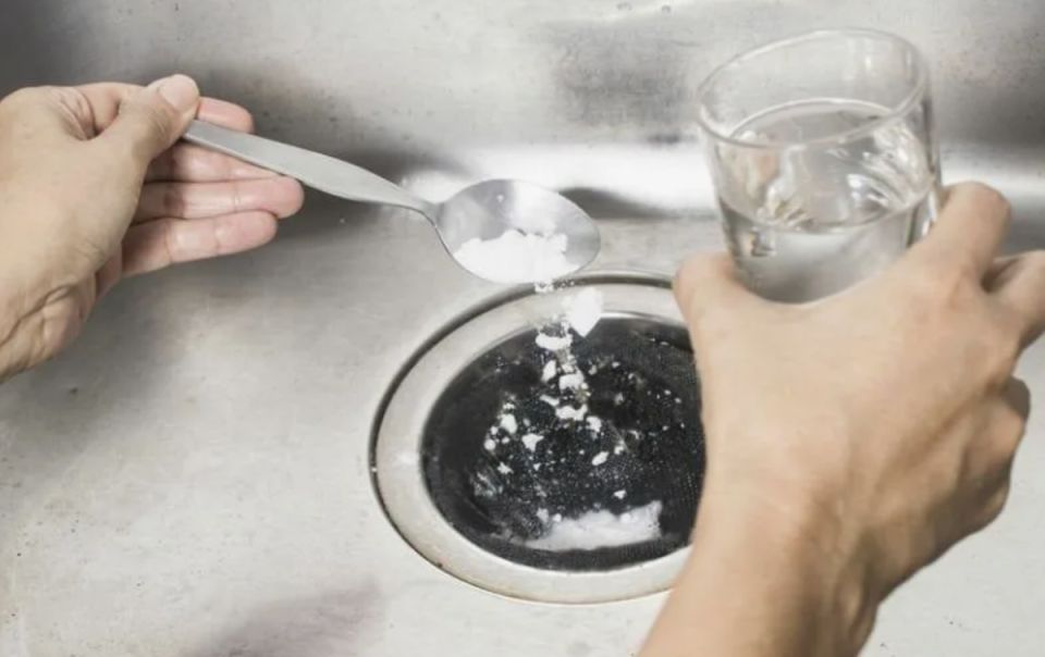 Как избавиться от засоров легко и быстро: секреты самодельного средства