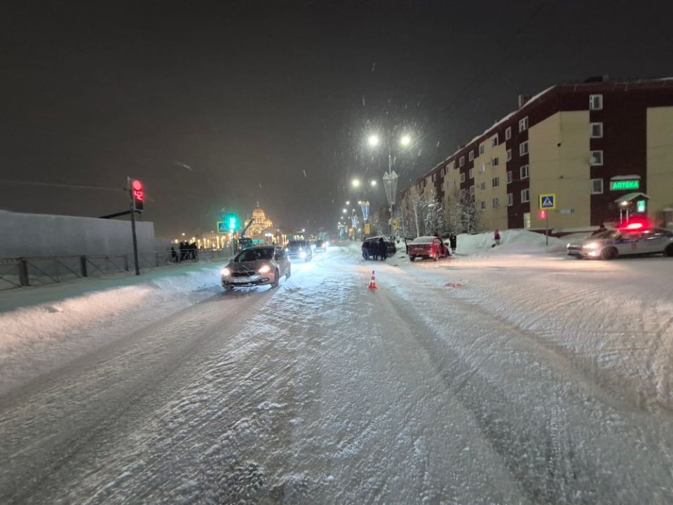 За прошедшие сутки на дорогах Ямало-Ненецкого автономного округа зарегистрировано 13 ДТП, в результате которых 1 человек травмирован