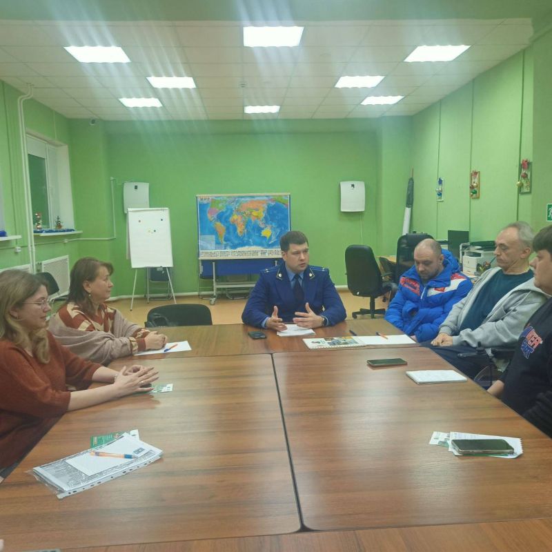 Исполняющий обязанности прокурора Ноябрьска Артем Гордин в преддверии Международного дня инвалидов провел рабочее совещание с руководством объединения инвалидов, администрации города и подрядчиками