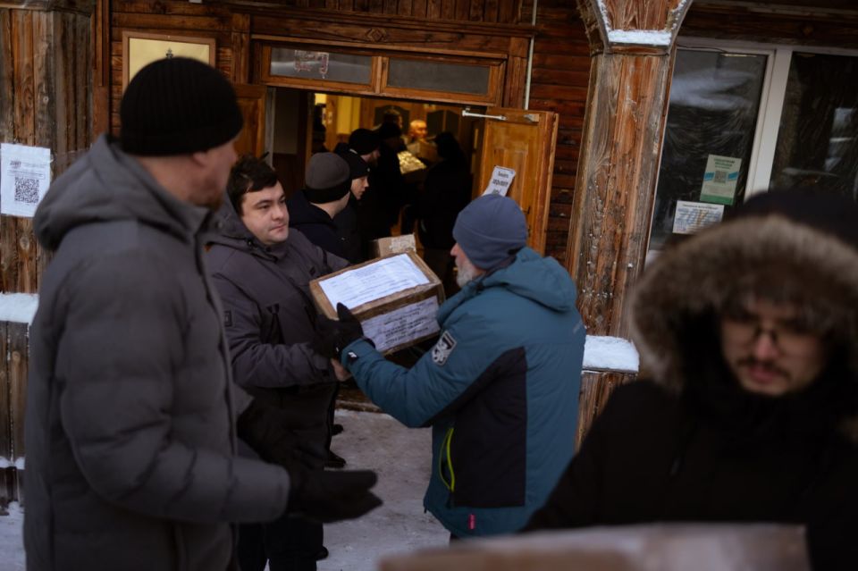 В Салехарде загрузили фуру для отправки в Волноваху