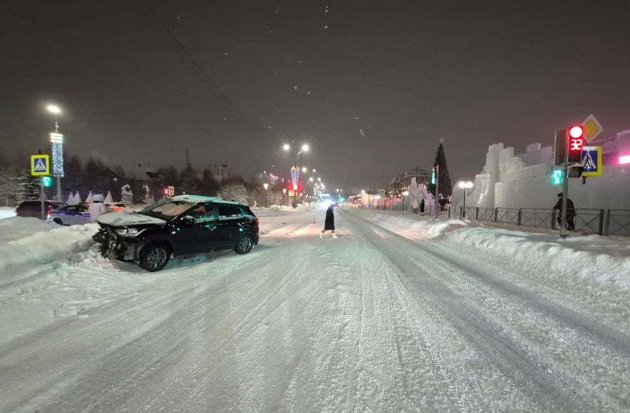 В Салехарде напротив ледового городка произошло ДТП