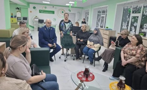 Заместителем Надымского городского прокурора Владимиром Якуниным в семейном центре «Домашний очаг» проведена встреча с родителями детей-инвалидов