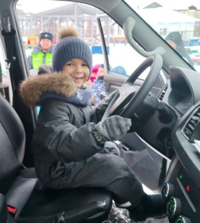 Дошколята Губкинского побывали «за рулем» патрульного автомобиля Госавтоинспекции