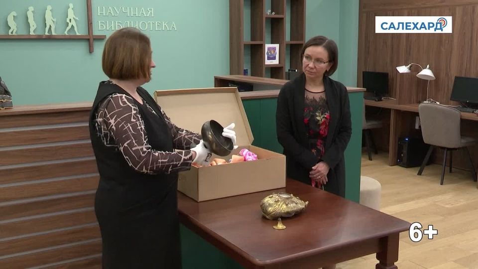 Уникальные чаши. Исследователь Анна Брусницына передала в музей И.С.Шемановского две средневековые металлические чаши, найденные в 2025 году в селе Лопхари на Ямале