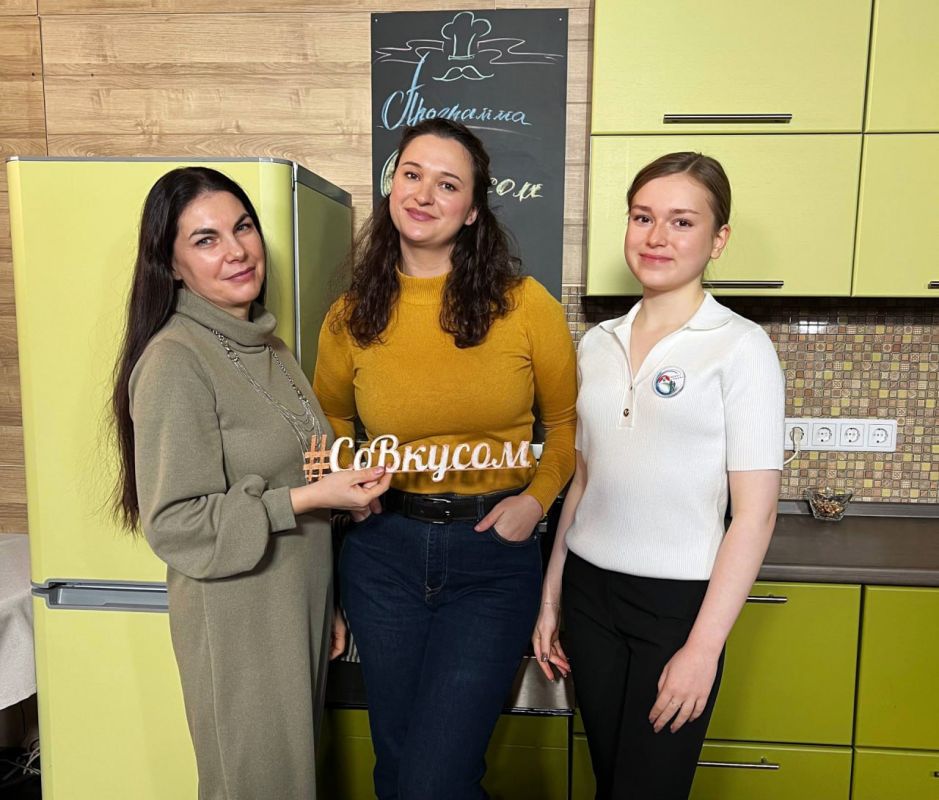 В новом выпуске «Программы со вкусом» встречаемся с двумя Полинами — тьютером проекта «Будущее Надыма» Полиной Редькиной и участницей проекта Полиной Половинкиной!