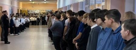 Госавтоинспекторы Ноябрьска проводят линейки безопасности Госавтоинспекторы Ноябрьска проводят линейки безопасности