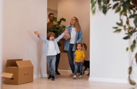 Долгожданное новоселье: благодаря региональным программам более двух тысяч семей округа переехали из авариек