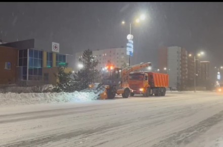 Ночная смена выдалась для дорожников горячей — в городе опять снегопад