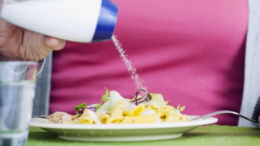 Каждый второй солит пищу неправильно: ошибка может стоить здоровья